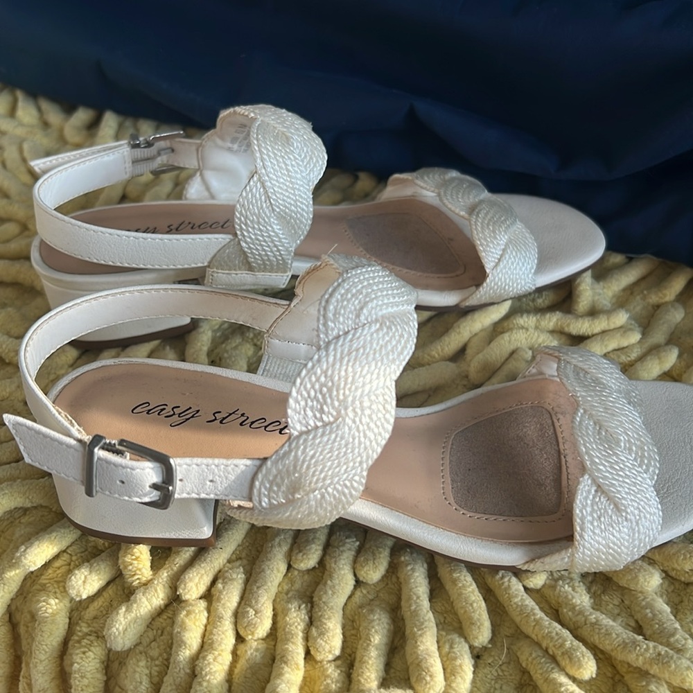 Cute white dress sandals - Picture 2 of 11